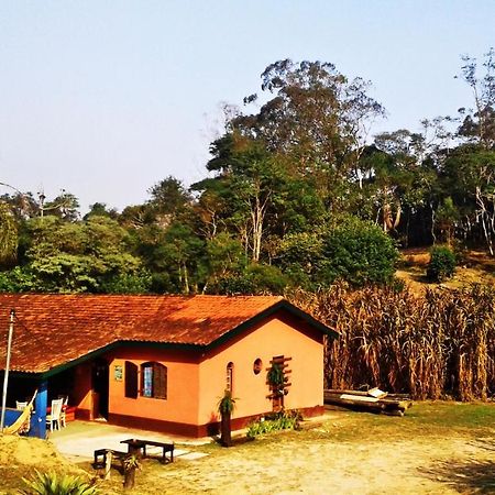 O Brejo Encantado Hospedagem E Hostel Эмбу Экстерьер фото