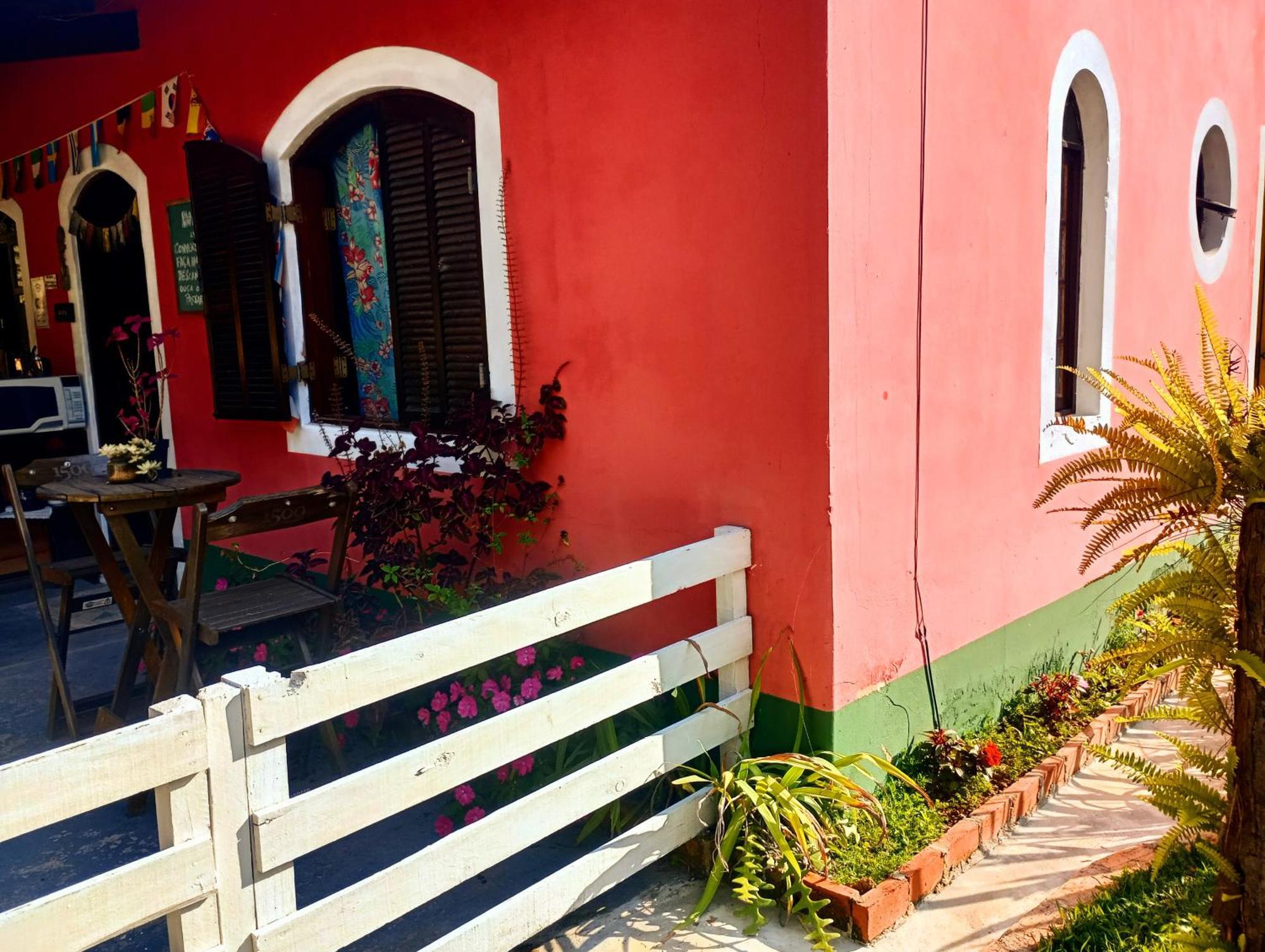 O Brejo Encantado Hospedagem E Hostel Эмбу Экстерьер фото