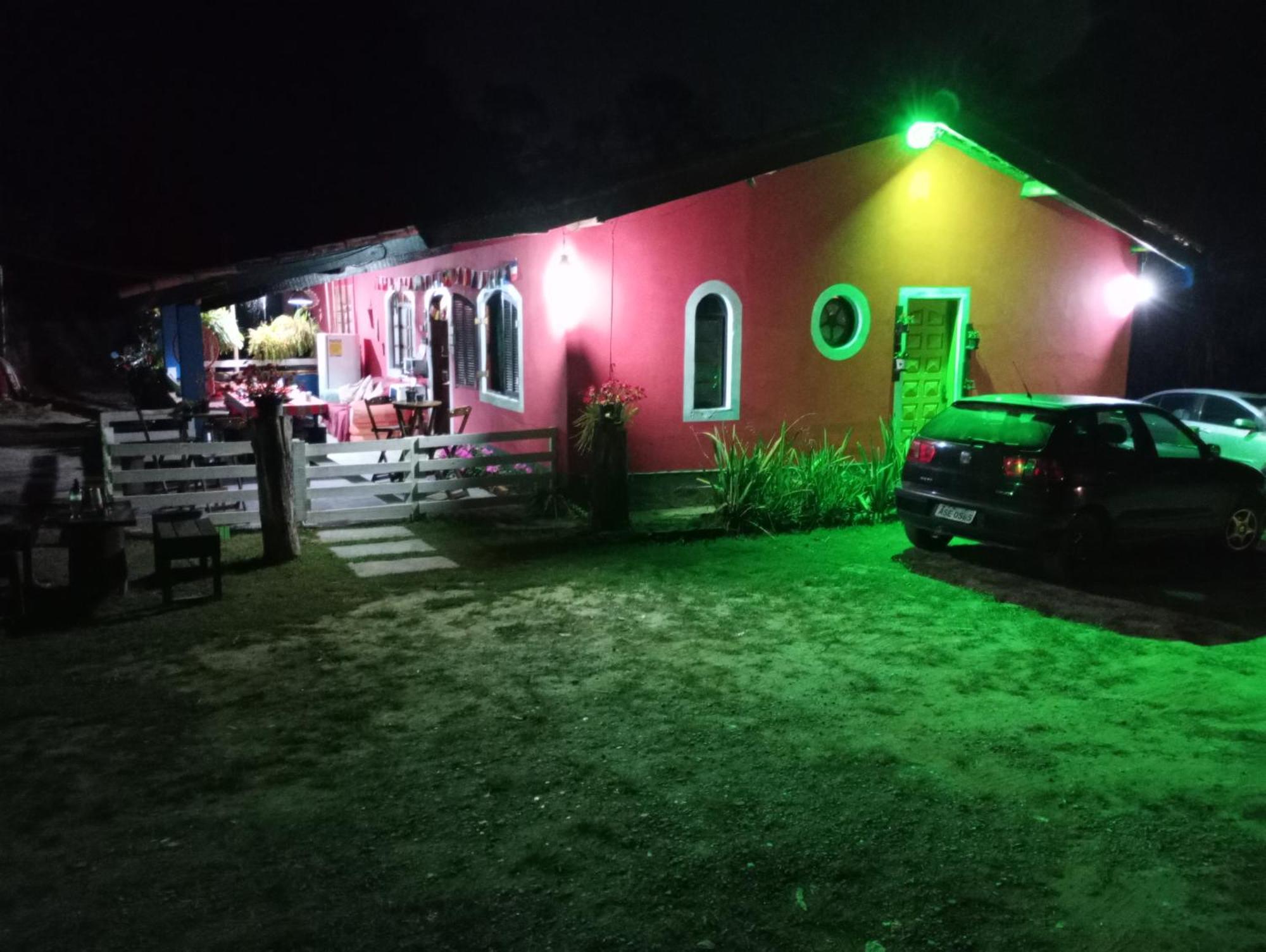 O Brejo Encantado Hospedagem E Hostel Эмбу Экстерьер фото
